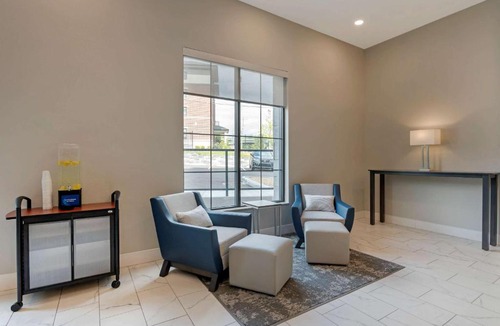 Mount Auburn Hotel | Comfort Suites Cincinnati University - Downtown