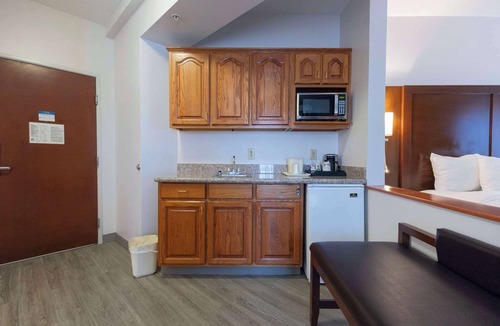 Springfield Hotel | Comfort Suites Springfield I-70