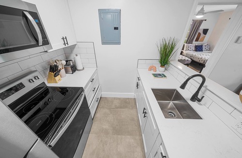 Lake Ridge Apartment | Comfortable 1 Bedroom Apt w/2 Queens, Sofa Bed & Pool Access