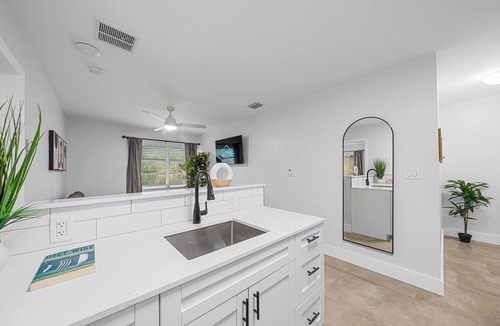 Lake Ridge Apartment | Comfortable 1 Bedroom Apt w/2 Queens, Sofa Bed & Pool Access