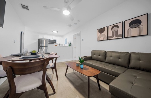 Lake Ridge Apartment | Comfortable 1 Bedroom Apt w/2 Queens, Sofa Bed & Pool Access