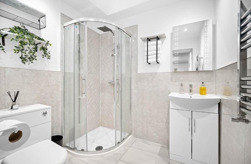 Droitwich Apartment | Comfortable 1 Bed Apt, Sleeps 4, Great for Contractors, Families and Leisure Stays, West Midlands, near Birmingham, Edenwood Residence