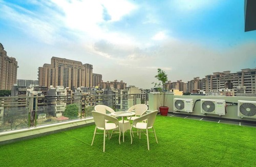 Gurugram Apartment | Comfortable 1 Bhk Serviced Apartment w/Hill view