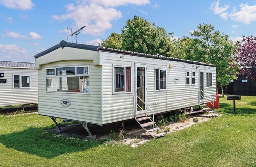 Bognor Regis House | Comfortable 12ft-wide caravan with one double and two twin.