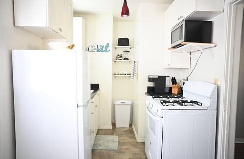 El Segundo House | Comfortable 1BR House – 5 Min to LAX & Beach + Outdoor Jacuzzi