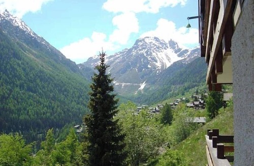 Grimentz Apartment | Comfortable 2 1/2-room apartment for 4 persons : living room - 1 alcove with 2 bunk beds - 1 room w