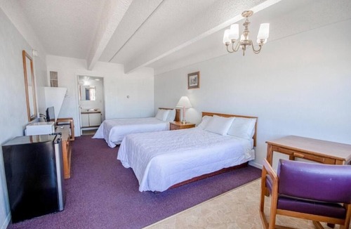 Osborne Hotel | Comfortable 2-Bedroom Unit w/Desk – Perfect for Working Travelers