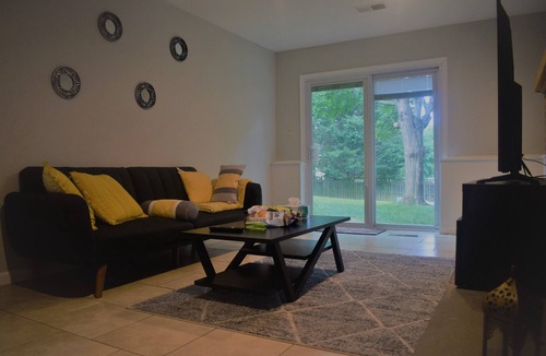 Redland House | Comfortable 2 bed apartment near metro , trails and golf course