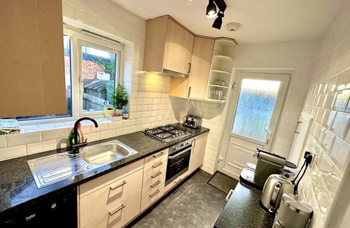 Hale Apartment | Comfortable 2-bed home with full kitchen near transport links