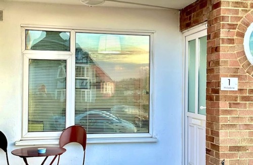 Hale Apartment | Comfortable 2-bed home with full kitchen near transport links