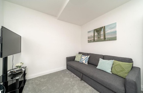Haringey Apartment | Comfortable 2-Bed Home with Spacious Layout, Walk Tube and Local Shops