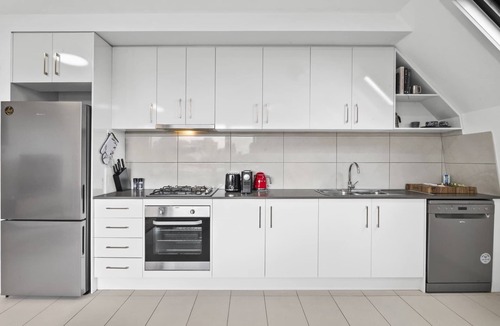 Footscray Apartment | Comfortable 2 Bed Stay with Parking
