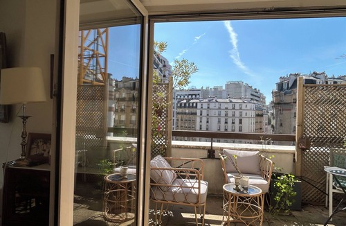 15th Arrondissement Apartment | Comfortable 2 bed top floor apartment. Air conditioning. Paris 15 e.