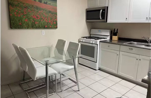 Gainesville Apartment | Comfortable 2-bedroom apartment, 1.5 blocks from UF Hospital