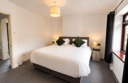 Huddersfield House | Comfortable 2 bedroom House Private Van Parking Fast WiFi Garden and Patio