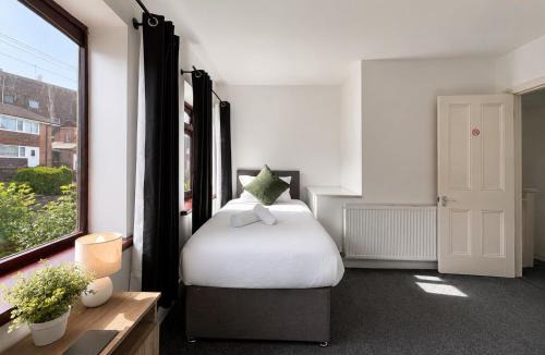 Huddersfield House | Comfortable 2 bedroom House Private Van Parking Fast WiFi Garden and Patio