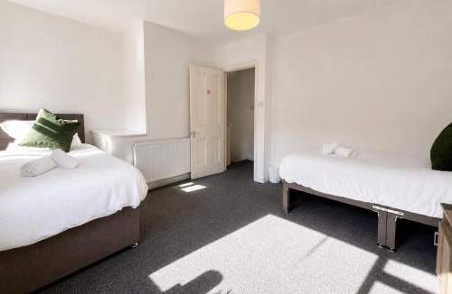 Huddersfield House | Comfortable 2 bedroom House Private Van Parking Fast WiFi Garden and Patio