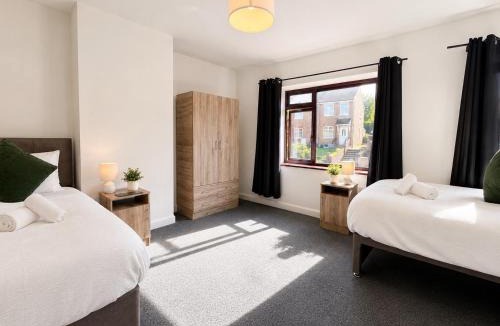 Huddersfield House | Comfortable 2 bedroom House Private Van Parking Fast WiFi Garden and Patio