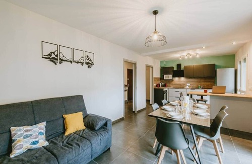 Bassens Apartment | Comfortable 2-bedroom apartment with air conditioning, parking, balcony, and Wi-Fi.