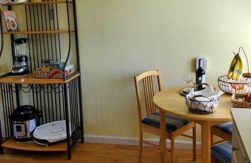 Southeast Eugene House | Comfortable 2 bedroom close to U of Oregon, downtown, buses, shops & hospitals.