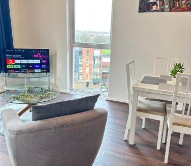 Moffat Apartment | Comfortable 2-Bedroom Flat close Etihad and Coop Live