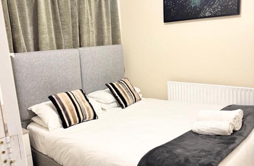 Barking Apartment | Comfortable 2-BR House in Barking -Free Parking