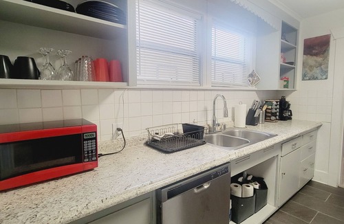 Brighton House | Comfortable 2 BR unit blocks from light Rail stat 15min from downtown/airport