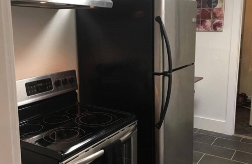 Brighton House | Comfortable 2 BR unit blocks from light Rail stat 15min from downtown/airport