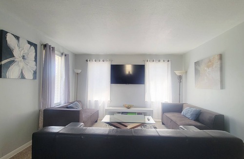 Brighton House | Comfortable 2 BR unit blocks from light Rail stat 15min from downtown/airport