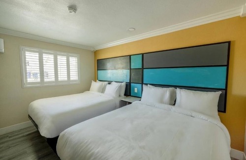 Victorville Hotel | Comfortable 2 Queen Beds w/Microwave Near Local Dining