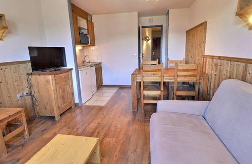 La Perriere Apartment | Comfortable 2-Room with Balcony, Pets Allowed, Ski-in/Ski-out