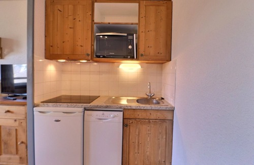 La Perriere Apartment | Comfortable 2-Room with Balcony, Pets Allowed, Ski-in/Ski-out