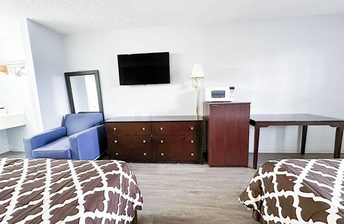 Madisonville Hotel | Comfortable 2 Units with 2 Full Beds for Families Near Local Parks