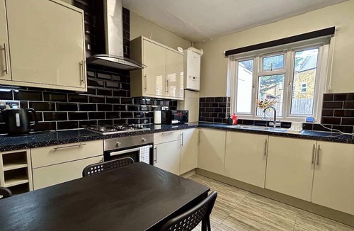 Lewisham Apartment | Comfortable 2BDR House near Surrey Quays and River