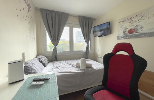 Westbourne Apartment | Comfortable 2BR London Stay 4 Beds Sleeps 5