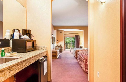 Wisconsin Dells Condo | Comfortable 2nd-floor studio with balcony