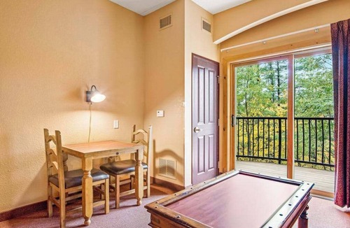 Wisconsin Dells Condo | Comfortable 2nd-floor studio with balcony