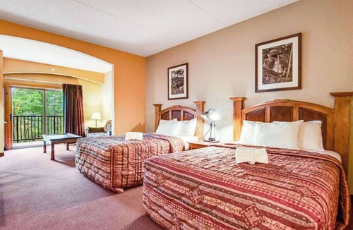 Wisconsin Dells Condo | Comfortable 2nd-floor studio with balcony