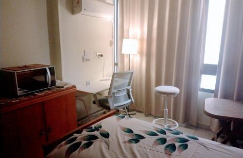 Az-Zaytun House | Comfortable 3-Bed Room with Workspace & AC