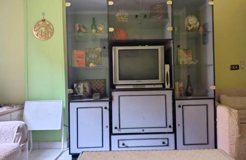 Az-Zaytun House | Comfortable 3-Bed Room with Workspace & AC