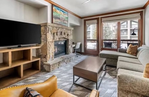 Peak 9 Villa | Comfortable 3 bedroom 2 bath with a fireplace at Hilton's Valdoro Mountain Lodge