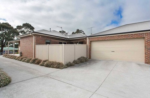 Mount Clear House | Comfortable 3-bedroom home with two car garage