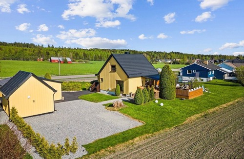 As Municipality House | Comfortable 3-bedroom house with many free parking, garage and great views.