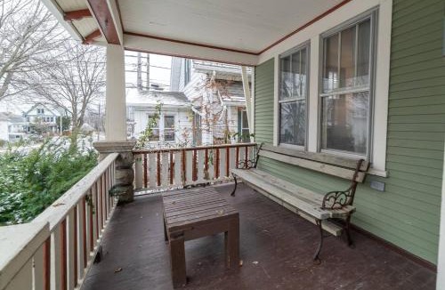 Bay View House | Comfortable 3 BR Craftsman Bungalow in Milwaukee's Bay View Neighborhood