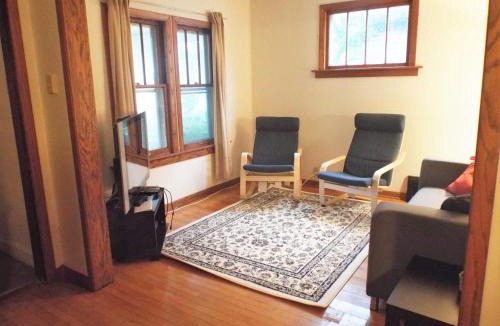 Bay View House | Comfortable 3 BR Craftsman Bungalow in Milwaukee's Bay View Neighborhood