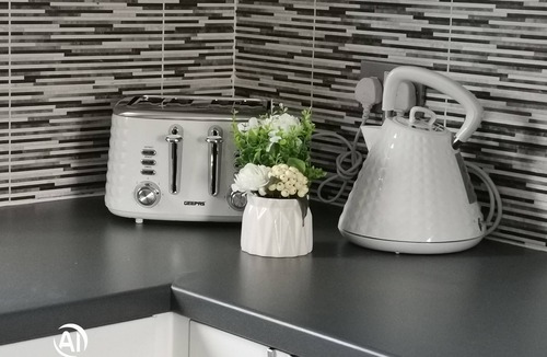 Walsall House | Comfortable 3 BR with parking-WS2 for contractors, professionals and families
