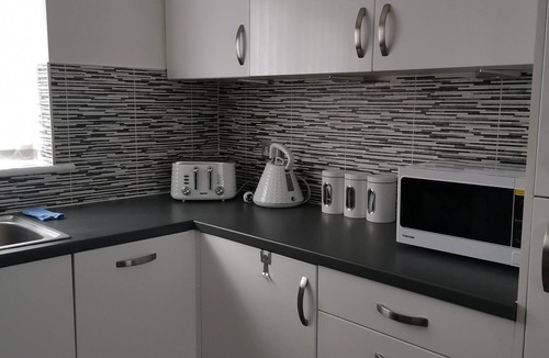 Walsall House | Comfortable 3 BR with parking-WS2 for contractors, professionals and families