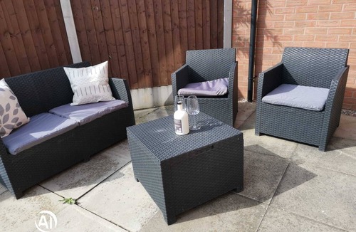 Walsall House | Comfortable 3 BR with parking-WS2 for contractors, professionals and families