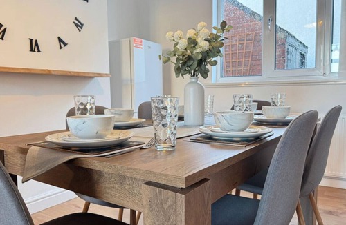 Doncaster House | Comfortable 3-bedroom house with 6 separate beds, ideal for work teams