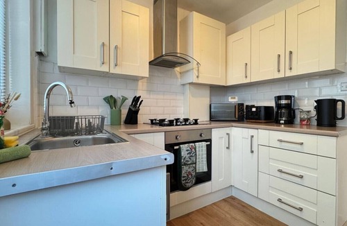 Doncaster House | Comfortable 3-bedroom house with 6 separate beds, ideal for work teams